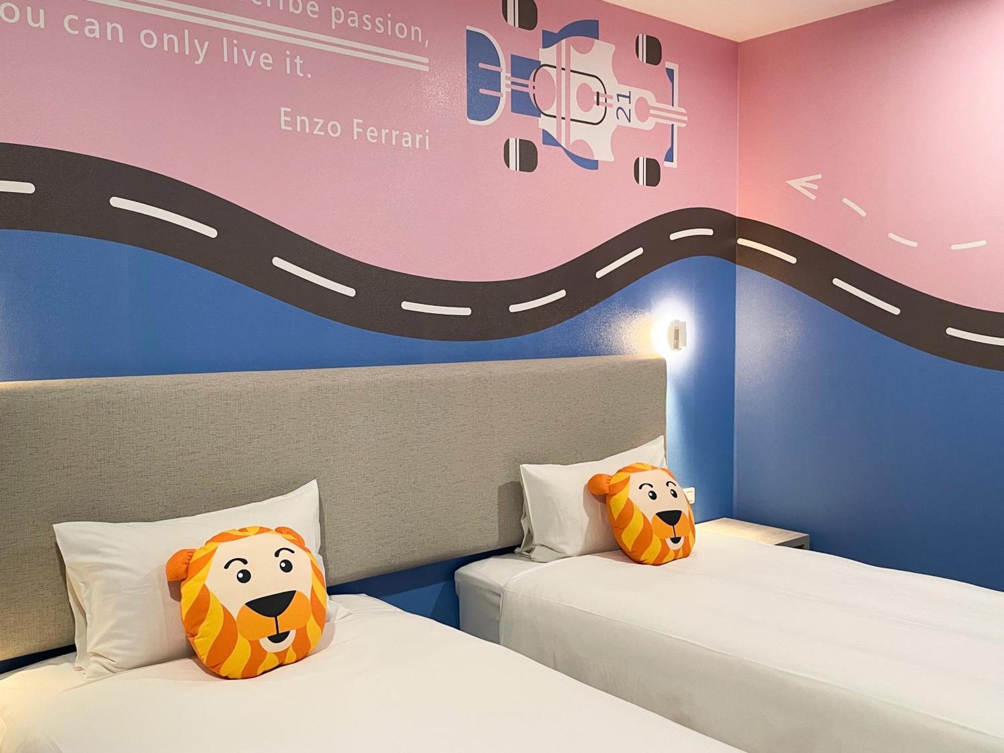 Holiday Garden Hotel Skm Park Kaohsiung Rum bild